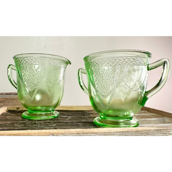 1930s Green Depression Glass Sugar and Creamer Set in Georgian Lovebird - Picture 3 of 7